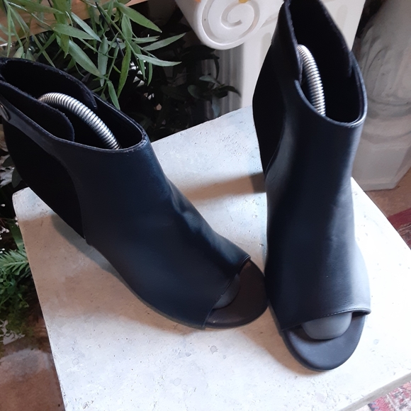 parker & sky, Peep Toe Stack Heel in Faux Leather & Suede, 9.5 - Picture 11 of 12